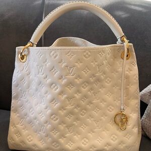 LOUIS VUITTON 
Empreinte Artsy MM Neige